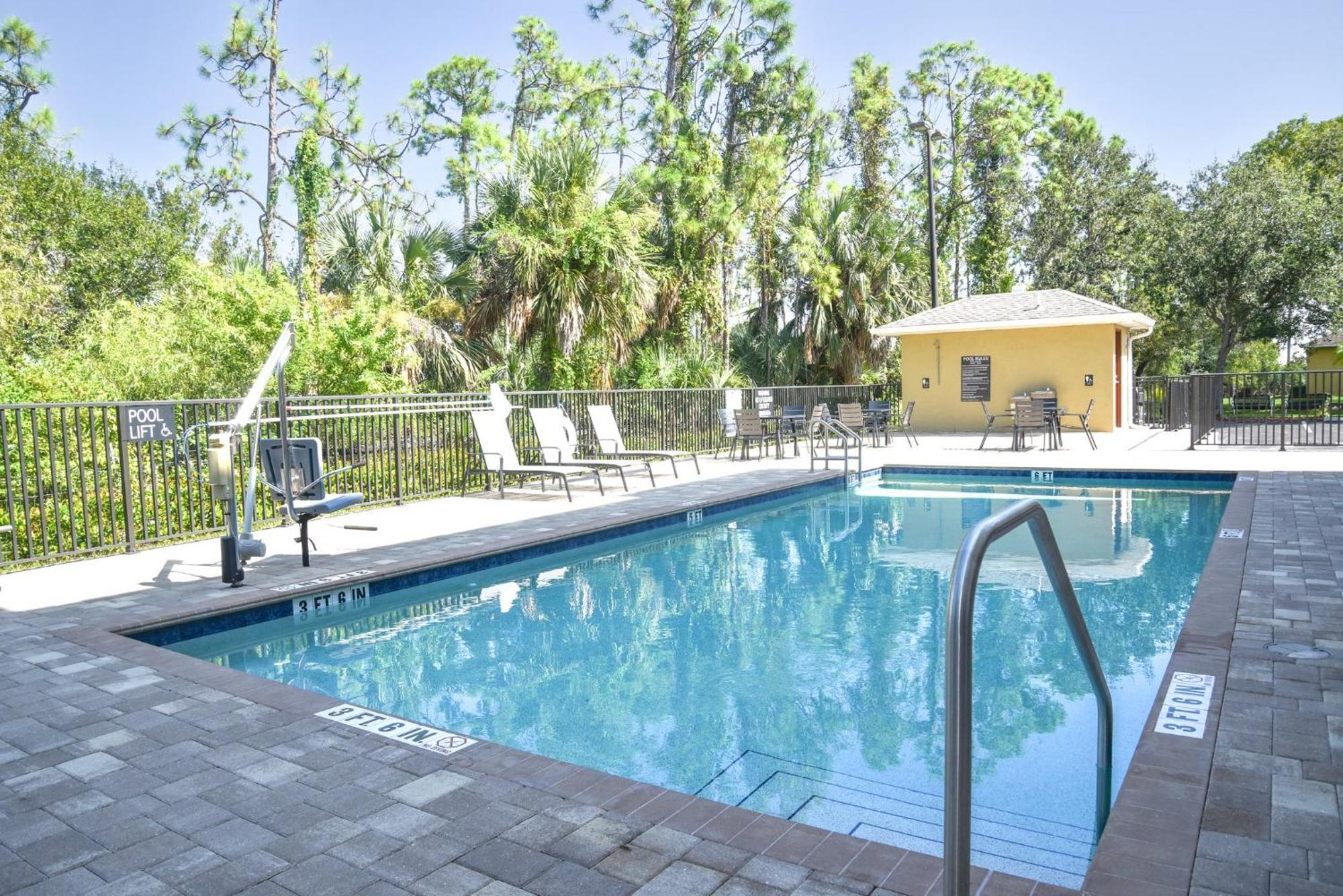 Candlewood Suites Fort Myers Interstate 75 By Ihg Bagian luar foto